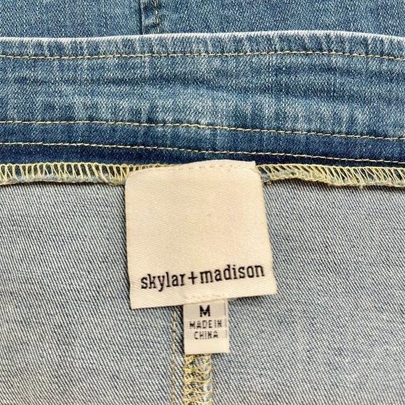 SKYLAR MADISON, MEDIUM WASH, STRETCHY DENIM, FRAYED BOTTOM SUMMER TOP. SIZE M - Picture 4 of 5